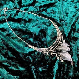 Beautiful metal, leaf, rhinestone silver colored collar necklace